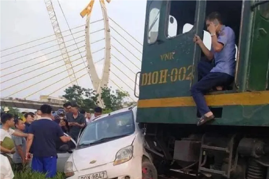 Vĩnh Phúc: Sau va chạm, tàu hỏa kéo lê ô tô
