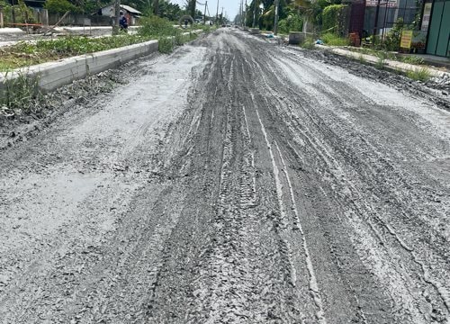 Cần Thơ: Người dân bức xúc vì thi công kéo dài khiến đường đi như "ruộng"