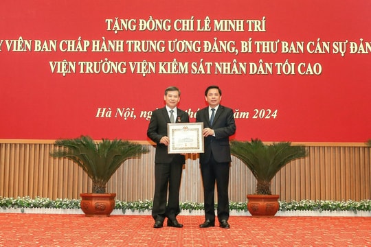 Trao tặng Huy hiệu 40 năm tuổi Đảng cho Viện trưởng VKSNDTC Lê Minh Trí
