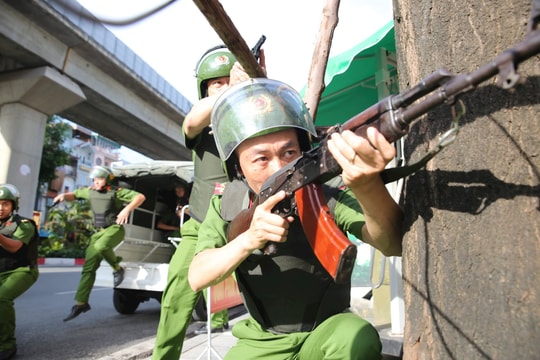 Diễn tập giải cứu con tin, cướp tiệm vàng ở Hà Nội