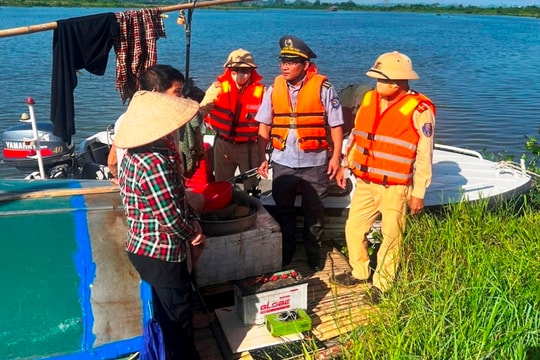 Sử dụng kích điện bắt cá trên sông Hoàng Long