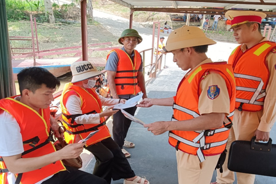 Tăng cường kiểm tra, xử lý phương tiện đường thủy trong mùa mưa bão
