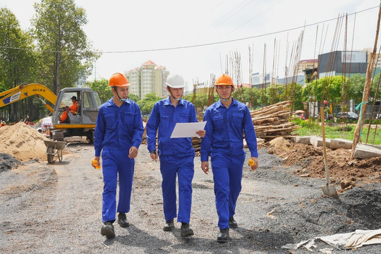 Lao động ngoài công trường làm thế nào để vượt qua sự khắc nghiệt của thời tiết?