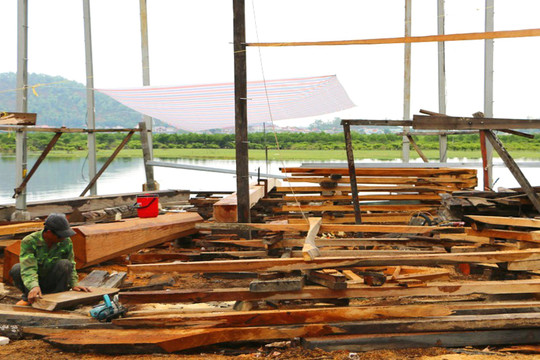 Trăn trở hướng đi cho làng nghề đóng tàu thuyền truyền thống