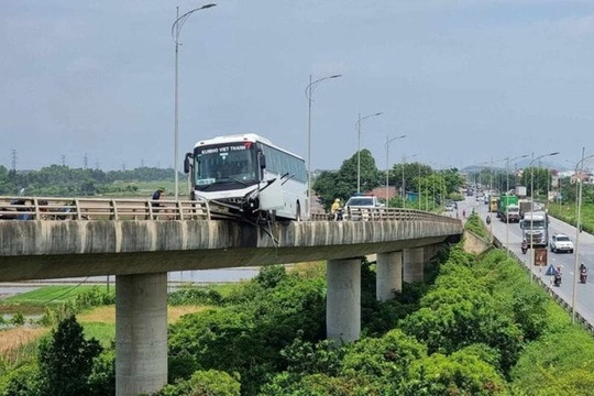 Ô tô 45 chỗ mất lái, treo lơ lửng trên cầu Bình Than