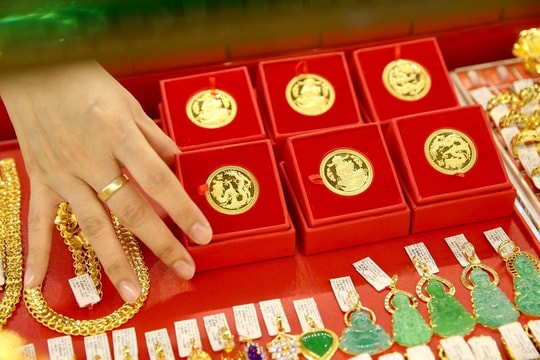 Giá vàng hôm nay 12/7: Vàng nhẫn "vượt" vàng miếng