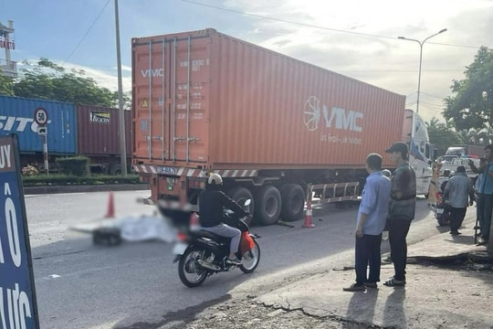 Va chạm với xe container, 2 thiếu niên đi xe điện tử vong