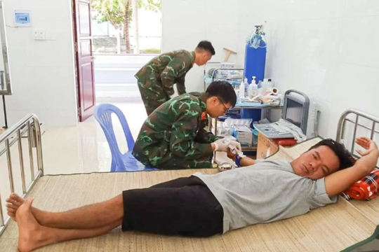 Quân y Trường Sa phẫu thuật cứu ngư dân Quảng Ngãi bị cá chình cắn