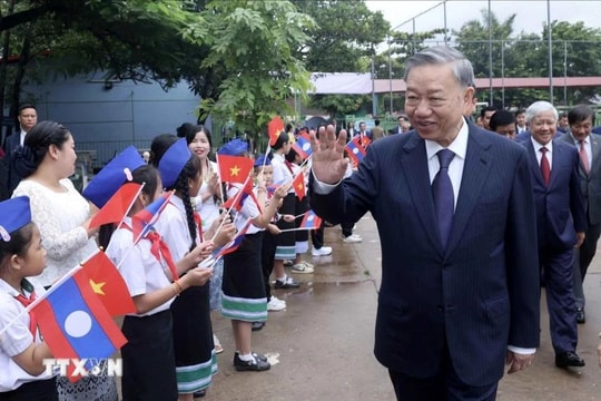 Chủ tịch nước Tô Lâm thăm, tặng quà Trường song ngữ Lào-Việt Nam