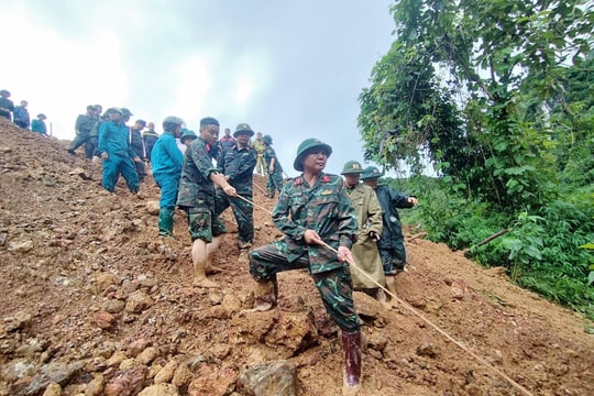 Hàng trăm cán bộ, chiến sĩ nỗ lực tìm kiếm nạn nhân trong vụ sạt lở tại Hà Giang