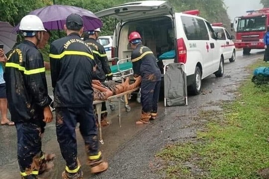 Lở đất, một xe chở khách bị vùi lấp