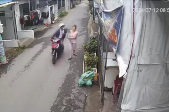 Video kẻ cướp rà xe máy để giật tài sản