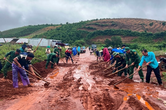 Thanh niên Trung đoàn 726 chung tay giữ gìn vệ sinh môi trường