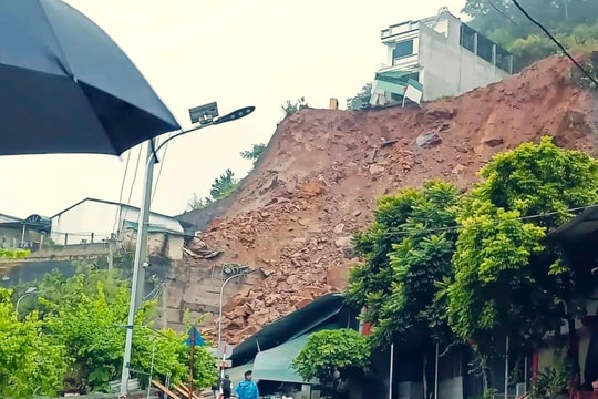 Mưa lớn gây sạt lở nghiêm trọng tại Cốc Pài