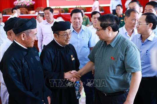Thủ tướng: Tiếp tục ưu tiên thúc đẩy tăng trưởng gắn với ổn định kinh tế vĩ mô