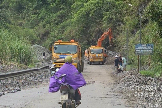 Nỗi lo lắng của người dân khi đèo Khau Lắc cứ mưa là sạt lở
