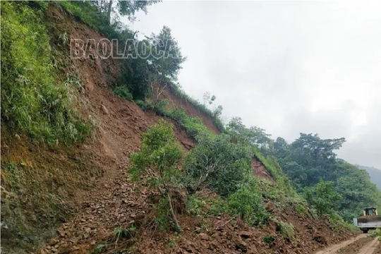 Sạt lở Quốc lộ 279, giao thông giữa Lào Cai và Lai Châu bị chia cắt