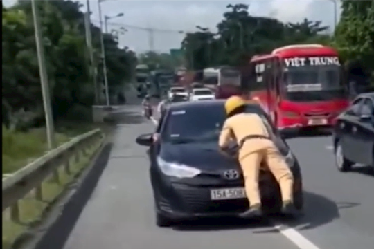 Hải Phòng: Tài xế hất cảnh sát giao thông lên nắp capo