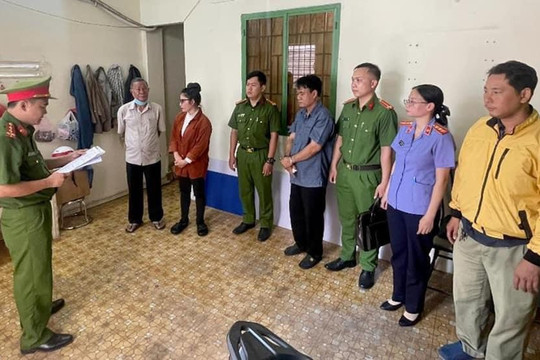 Đến lượt đăng kiểm viên 60-01S “nhận tiền bỏ lỗi” xộ khám