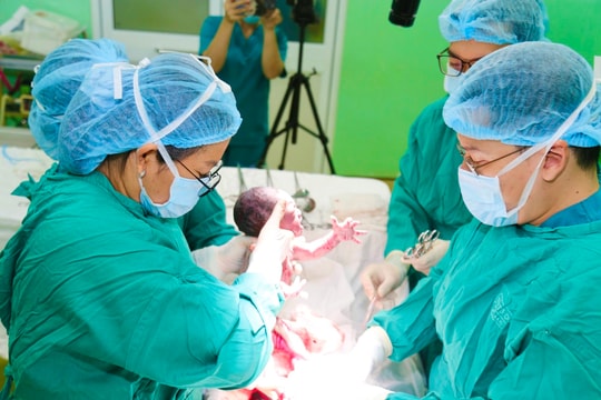 Bé trai được thông tim bào thai chào đời khỏe mạnh