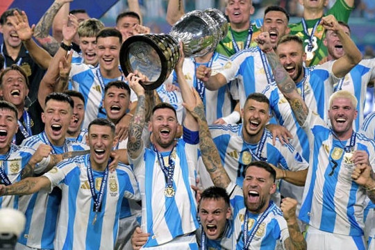 Argentina trở lại vị trí số 1 thế giới