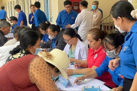 Trí thức khoa học trẻ TP.HCM khám bệnh, cấp thuốc cho các hộ dân nghèo khó khăn