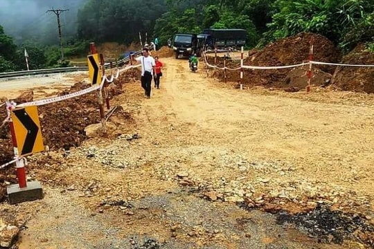 Nghệ An: Khẩn trương khắc phục sự cố sạt lở trên Quốc lộ 16