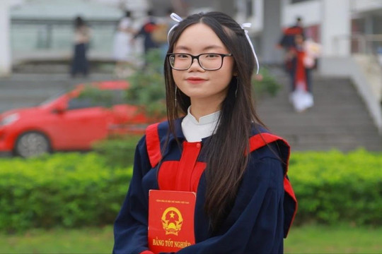Nữ thủ khoa “kép” toàn quốc ước mơ trở thành cô giáo dạy Tiếng Anh