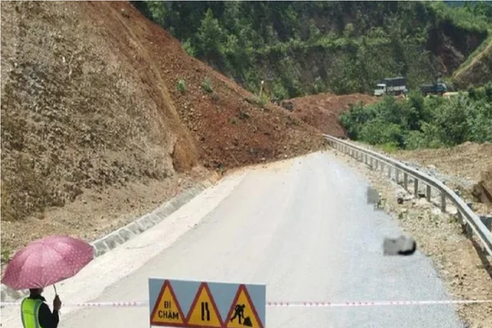 Lai Châu: Sạt lở gây ách tắc giao thông cục bộ