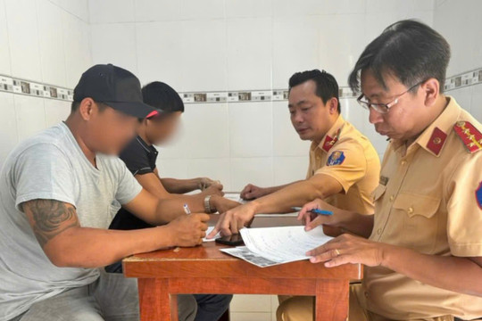 Phạt tài xế đỗ xe giữa đường rồi cầm hung khí giải quyết mâu thuẫn