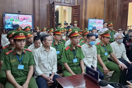 Những hình ảnh bên trong phiên tòa xét xử "đại án" đăng kiểm