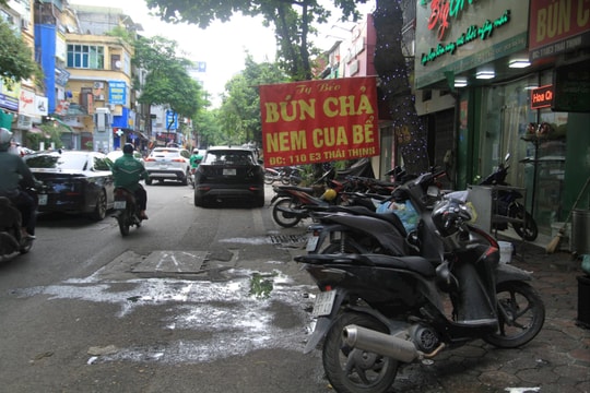 Đống Đa (Hà Nội): Vỉa hè phố Thái Thịnh bị lấn chiếm