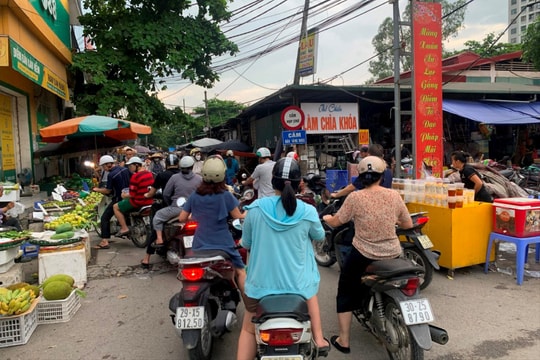 Nam Từ Liêm (Hà Nội): 'Chợ cóc' tại phố Nhổn