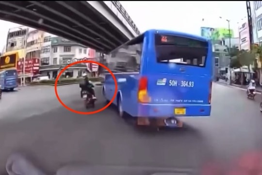 Đề nghị đình chỉ tài xế xe buýt tạt đầu, hất văng người đi xe máy