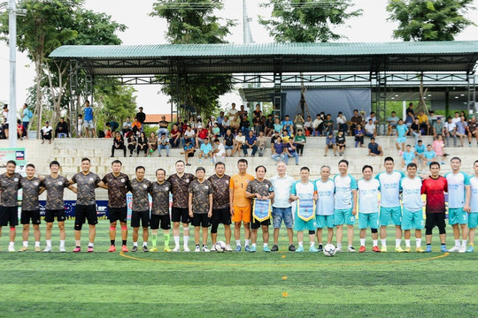 Đá bóng gây quỹ cho học sinh nghèo và gia đình chính sách