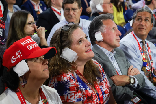 Trào lưu đeo "băng tai" ủng hộ ông Trump sau vụ ám sát hụt