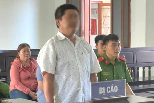 Chém hàng xóm vì nghi ngờ nhìn lén vợ mình tắm
