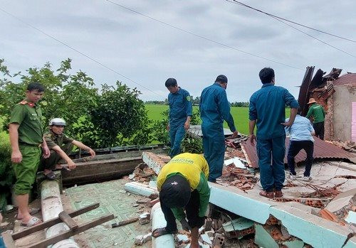 Công an xã giúp dân khắc phục thiệt hại do thiên tai