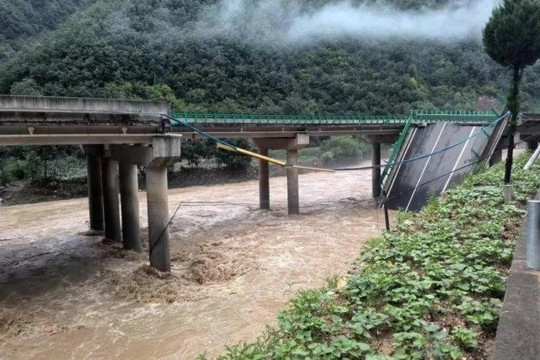 Trung Quốc: Sập cầu cao tốc, 11 người chết, hơn 30 người mất tích