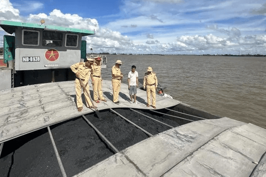 Bắt giữ tàu vận chuyển 2.100 tấn than không có hóa đơn