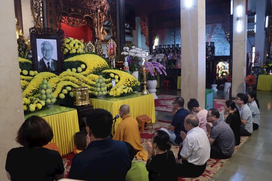 Người dân TP.HCM đến chùa cầu nguyện, tưởng nhớ Tổng Bí thư Nguyễn Phú Trọng
