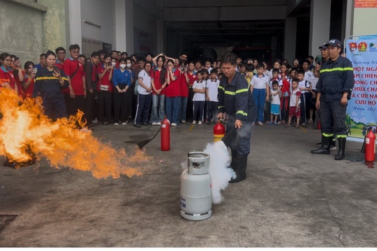 Chiến sĩ “Hoa phượng đỏ” trải nghiệm "Một ngày làm chiến sĩ PCCC"