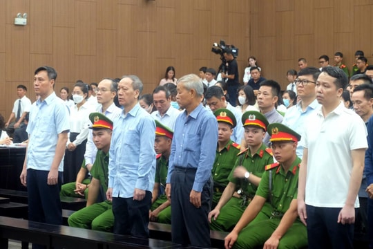 Nhiều bị cáo khai cho mượn giấy tờ để tạo tài khoản chứng khoán vụ FLC