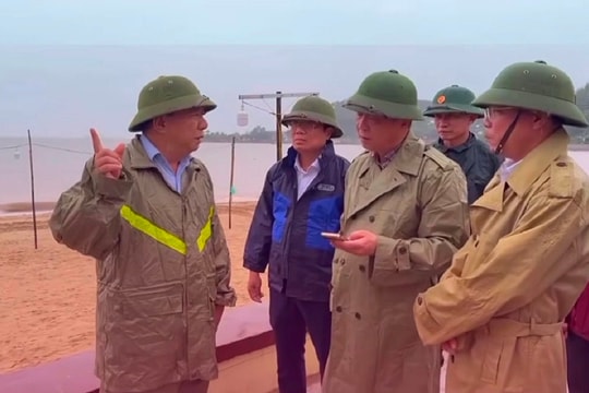 Gần 4.000 du khách mắc kẹt trên đảo Cát Bà do bão số 2