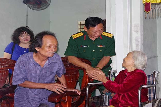 Bộ CHQS tỉnh TT-Huế thăm và tặng quà gia đình có công với cách mạng