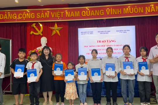 Hội Khuyến học huyện Ứng Hoà trao tặng học bổng cho 40 em học sinh nghèo vượt khó