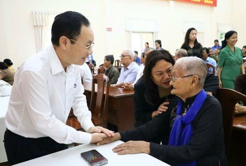 Cần Thơ tặng hơn 17.000 phần quà cho các gia đình chính sách
