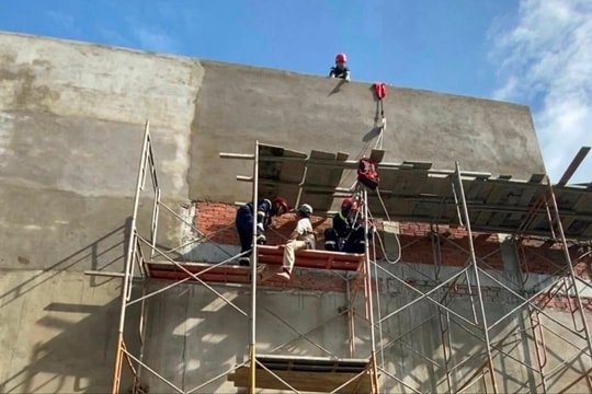 Công nhân gãy chân mắc kẹt tại giàn giáo công trình