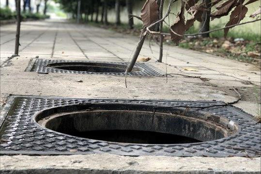Bắt giữ đối tượng dùng ô tô để trộm cắp nắp cống thoát nước trên nhiều tuyến phố