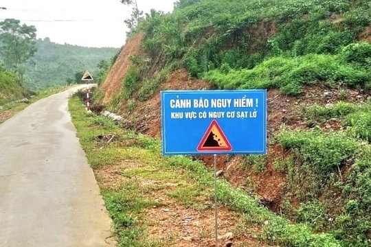 Lũ quét cuốn trôi 2 căn nhà tạm của người dân ở Thanh Hóa